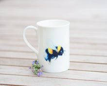 Laden Sie das Bild in den Galerie-Viewer, Porzellantasse "Pummelige Hummel"