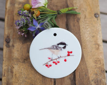 Laden Sie das Bild in den Galerie-Viewer, Anhänger aus Keramik mit Tannenmeise