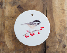 Laden Sie das Bild in den Galerie-Viewer, Anhänger aus Keramik mit Tannenmeise