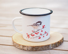 Laden Sie das Bild in den Galerie-Viewer, Emailletasse "Tannenmeise auf Beerenzweig"