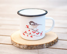 Laden Sie das Bild in den Galerie-Viewer, Emailletasse "Tannenmeise auf Beerenzweig"