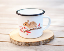 Laden Sie das Bild in den Galerie-Viewer, Emailletasse / Vintagetasse "Waldmaus mit Beeren"