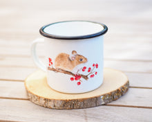 Laden Sie das Bild in den Galerie-Viewer, Emailletasse / Vintagetasse "Waldmaus mit Beeren"