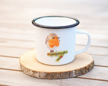 Laden Sie das Bild in den Galerie-Viewer, Emailletasse "Rotkehlchen mit Tannenzweig"