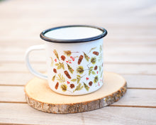 Laden Sie das Bild in den Galerie-Viewer, Emailletasse "Zapfenstreich"