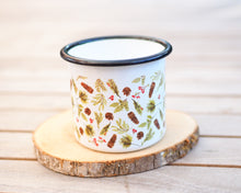 Laden Sie das Bild in den Galerie-Viewer, Emailletasse "Zapfenstreich"