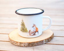 Laden Sie das Bild in den Galerie-Viewer, Emailletasse "Fuchs und Hase im Winterwald"