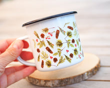 Laden Sie das Bild in den Galerie-Viewer, Emailletasse "Zapfenstreich"