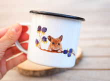 Laden Sie das Bild in den Galerie-Viewer, Emailletasse "Neugierige Maus mit Brombeeren"