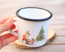 Laden Sie das Bild in den Galerie-Viewer, Emailletasse "Fuchs und Hase im Winterwald"