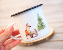Laden Sie das Bild in den Galerie-Viewer, Emailletasse "Fuchs und Hase im Winterwald"