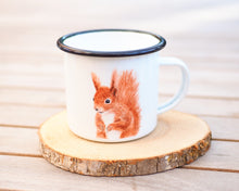 Laden Sie das Bild in den Galerie-Viewer, Emailletasse "Quirliges Eichhörnchen"