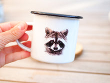 Laden Sie das Bild in den Galerie-Viewer, Emailletasse "Neugieriger Waschbär"