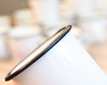 Laden Sie das Bild in den Galerie-Viewer, Emailletasse "Freches Rotkehlchen"