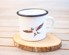 Laden Sie das Bild in den Galerie-Viewer, Emailletasse "Sommerliche Schwalbe"