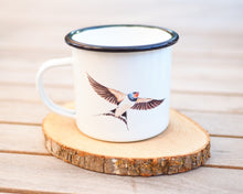 Laden Sie das Bild in den Galerie-Viewer, Emailletasse "Sommerliche Schwalbe"