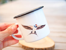 Laden Sie das Bild in den Galerie-Viewer, Emailletasse "Sommerliche Schwalbe"