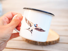 Laden Sie das Bild in den Galerie-Viewer, Emailletasse "Sommerliche Schwalbe"