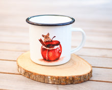 Laden Sie das Bild in den Galerie-Viewer, Emailletasse "Waldmaus mit Bratapfel"