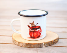 Laden Sie das Bild in den Galerie-Viewer, Emailletasse "Waldmaus mit Bratapfel"