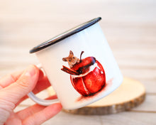 Laden Sie das Bild in den Galerie-Viewer, Emailletasse "Waldmaus mit Bratapfel"