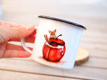 Laden Sie das Bild in den Galerie-Viewer, Emailletasse "Waldmaus mit Bratapfel"