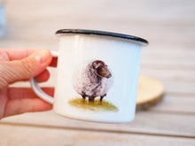 Laden Sie das Bild in den Galerie-Viewer, Emailletasse "Gemütliches Schaf"