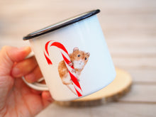 Laden Sie das Bild in den Galerie-Viewer, Emailletasse "Waldmaus mit Zuckerstange"
