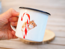 Laden Sie das Bild in den Galerie-Viewer, Emailletasse "Waldmaus mit Zuckerstange"
