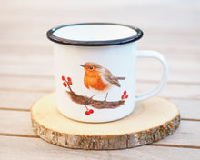 Laden Sie das Bild in den Galerie-Viewer, Emailletasse "Rotkehlchen mit Beerenzweig"