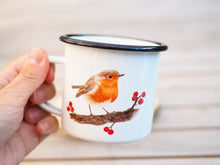 Laden Sie das Bild in den Galerie-Viewer, Emailletasse "Rotkehlchen mit Beerenzweig"