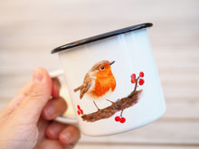 Laden Sie das Bild in den Galerie-Viewer, Emailletasse "Rotkehlchen mit Beerenzweig"