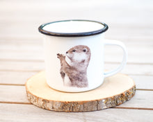 Laden Sie das Bild in den Galerie-Viewer, Emailletasse "Otter mit Kieselstein"