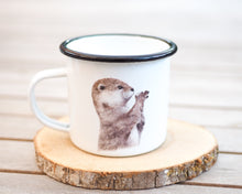 Laden Sie das Bild in den Galerie-Viewer, Emailletasse "Otter mit Kieselstein"