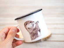 Laden Sie das Bild in den Galerie-Viewer, Emailletasse "Otter mit Kieselstein"