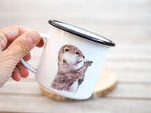 Laden Sie das Bild in den Galerie-Viewer, Emailletasse "Otter mit Kieselstein"
