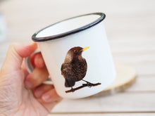 Laden Sie das Bild in den Galerie-Viewer, Emailletasse "Stolze Amsel"