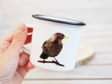 Laden Sie das Bild in den Galerie-Viewer, Emailletasse "Stolze Amsel"