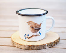 Laden Sie das Bild in den Galerie-Viewer, Emailletasse "Winziger Zaunkönig"