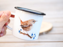 Laden Sie das Bild in den Galerie-Viewer, Emailletasse "Winziger Zaunkönig"