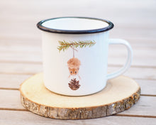 Laden Sie das Bild in den Galerie-Viewer, Emailletasse "Freche Weihnachtsmaus"
