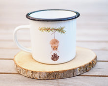 Laden Sie das Bild in den Galerie-Viewer, Emailletasse "Freche Weihnachtsmaus"