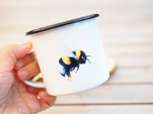 Laden Sie das Bild in den Galerie-Viewer, Emailletasse "Pummelige Hummel"