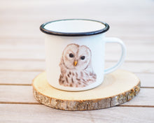 Laden Sie das Bild in den Galerie-Viewer, Emailletasse "Flauschige Eule"