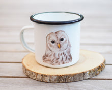 Laden Sie das Bild in den Galerie-Viewer, Emailletasse "Flauschige Eule"