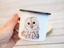 Laden Sie das Bild in den Galerie-Viewer, Emailletasse "Flauschige Eule"