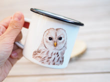 Laden Sie das Bild in den Galerie-Viewer, Emailletasse "Flauschige Eule"