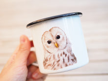 Laden Sie das Bild in den Galerie-Viewer, Emailletasse "Flauschige Eule"