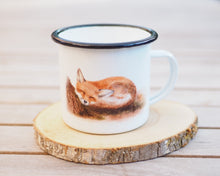 Laden Sie das Bild in den Galerie-Viewer, Emailletasse "Schlafender Fuchswelpe"