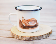 Laden Sie das Bild in den Galerie-Viewer, Emailletasse "Schlafender Fuchswelpe"